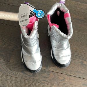 Little girl snow boots size 1. New with tags!